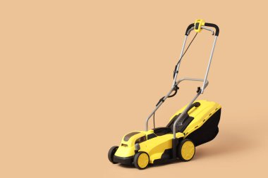 Bej arka planda modern çim biçme makinesi