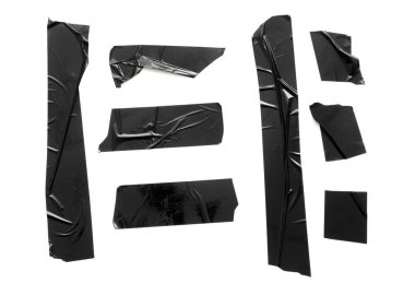 Beyaz arkaplanda siyah yapışkan bant parçaları