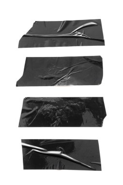 Beyaz arkaplanda siyah yapışkan bant parçaları