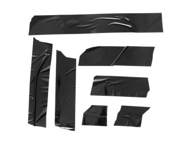 Beyaz arkaplanda siyah yapışkan bant parçaları