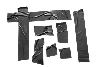 Beyaz arkaplanda siyah yapışkan bant parçaları