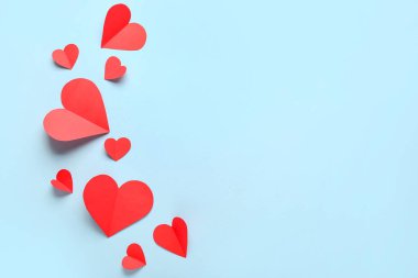 Mavi arka planda kırmızı kağıt kalpler. Sevgililer Günü kutlaması
