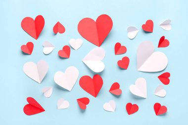 Mavi arka planda farklı kağıt kalpler. Sevgililer Günü kutlaması