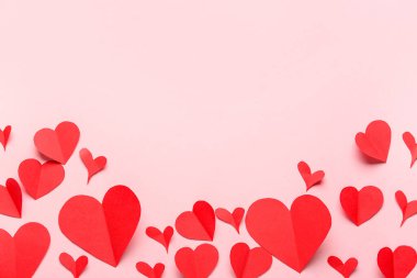 Pembe arka planda kırmızı kağıt kalpler. Sevgililer Günü kutlaması