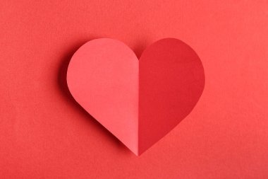 Kırmızı arka planda kağıt kalp. Sevgililer Günü kutlaması