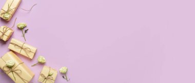 Leylak arkaplan üzerinde güzel beyaz güller ve metin için yeri olan hediye kutuları