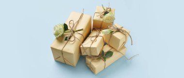 Mavi arka planda güzel beyaz güller olan hediye kutuları