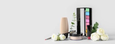 Açık arkaplanda beyaz güller ve dekoratif kozmetik ile metin için alan içeren kompozisyon