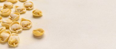 Açık arkaplanda çiğ hamur köfteleri ve metin için boşluk