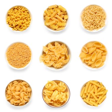 Beyaz arkaplanda farklı makarna türleri kümesi, üst görünüm