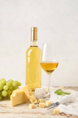 Lezzetli İsviçre peyniri, üzüm, şişe ve şarap.