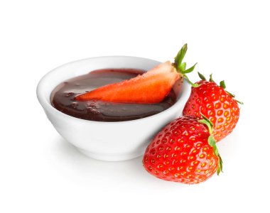 Beyaz arka planda izole edilmiş bir kase tatlı çilek reçeli