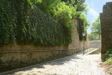 Güneşli bir günde tırmanma tesisi olan duvar manzarası