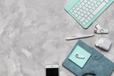 Grunge arkaplanındaki bilgisayar klavyesi, not defteri, telefon ve flash disk