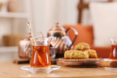 Mutfaktaki masada bir bardak sıcak Türk çayı.