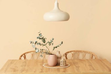 Okaliptüs dalları ve sazlık ayırıcılı vazo yemek odasında, yakın plan.