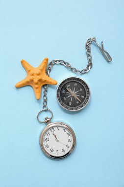 Modern pusula, cep saati ve mavi arka planda denizyıldızı