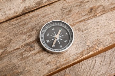 Ahşap arka planda modern pusula, yakın plan