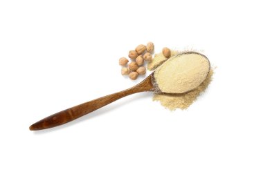 Tahta kaşık ve nohut unu ve beyaz arka planda fasulye.