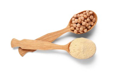 Tahta kaşıklar ve beyaz arka planda nohut ve fasulye.