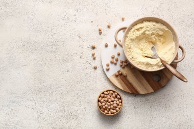 Beyaz arka planda nohut ve fasulye kâseleri