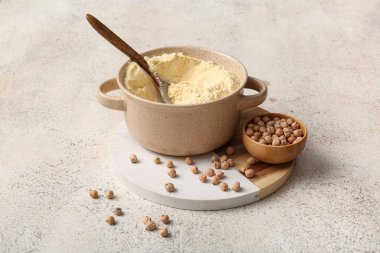 Beyaz arka planda nohut ve fasulye kâseleri