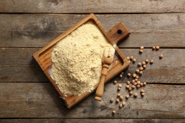 Ahşap zemin üzerinde nohut ve fasulye olan tahta.