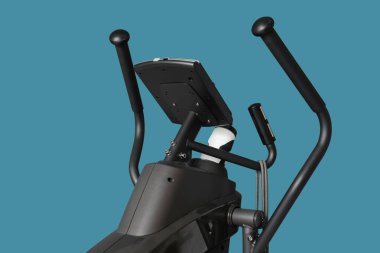 Modern egzersiz bisikleti şık spor salonunun içinde, yakın plan.