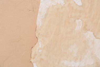 Renkli arka planda lekeleri olan eski kağıt sayfası, yakın plan