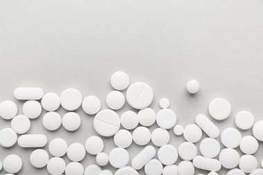 Gri arka planda farklı beyaz haplar