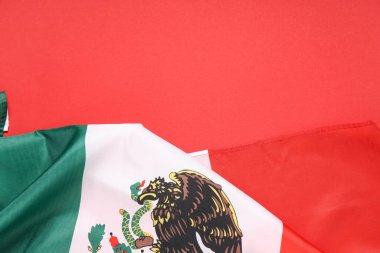 Kırmızı arkaplanda Meksika bayrağı