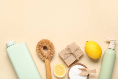 Renkli arka planda temizlik ve fırça için doğal ürünlerle kompozisyon