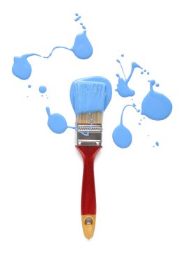 Beyaz arkaplanda izole edilmiş boya lekeleri ile fırça