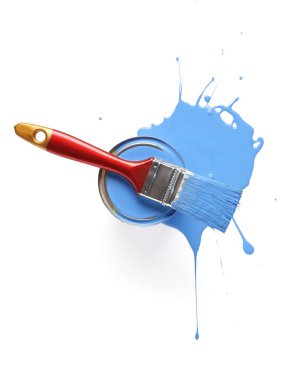 Dökülmüş boya ve fırçayla beyaz arka plan