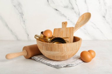 Hafif arka planda pişirme aletleri ve tavuk yumurtaları.