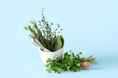 Farklı renklerde taze bitkilerle havan topu.