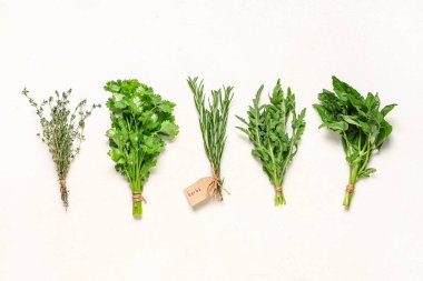 Hafif arka planda bir sürü taze bitki.