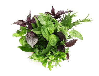 beyaz zemin üzerine taze otlar demet