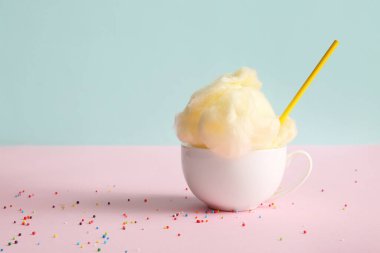 Tatlı pamuk helva, saman ve renkli şekerlerle dolu bir fincan.