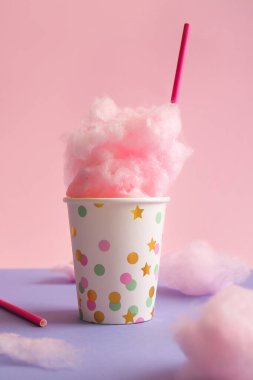 Pamuk helvalı kağıt bardak ve renkli pipetler.