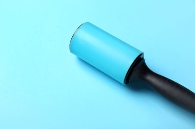 Mavi arkaplanda tiftik silindiri