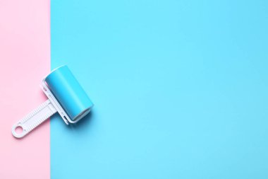 Renk arkaplanındaki tiftik silindiri