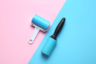 Renk arkaplanındaki farklı iplik silindirleri