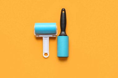 Turuncu arka planda farklı iplik ruloları