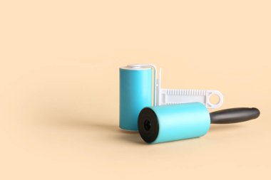 Bej arkaplanda farklı iplik ruloları