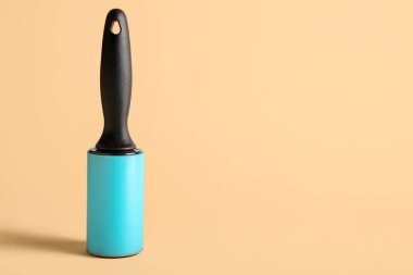 Bej arkaplanda tiftik silindiri