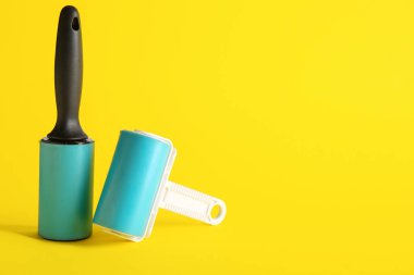 Sarı arkaplanda farklı iplik ruloları