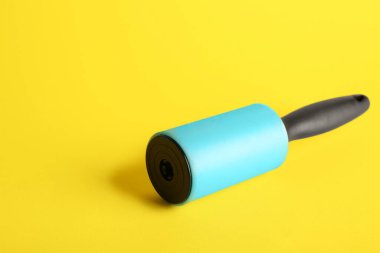 Sarı arkaplanda tiftik silindiri