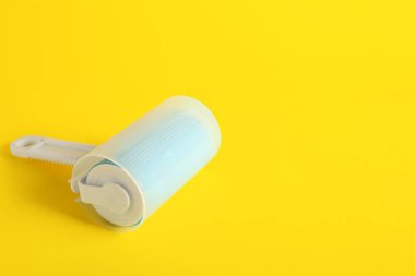 Sarı arkaplanda tiftik silindiri