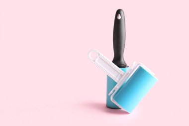 Pembe arka planda farklı iplik ruloları